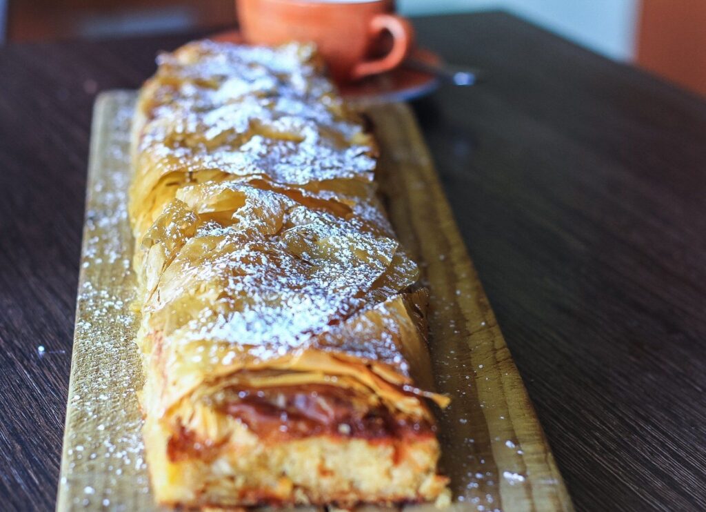 APRIKOSESTRUDEL