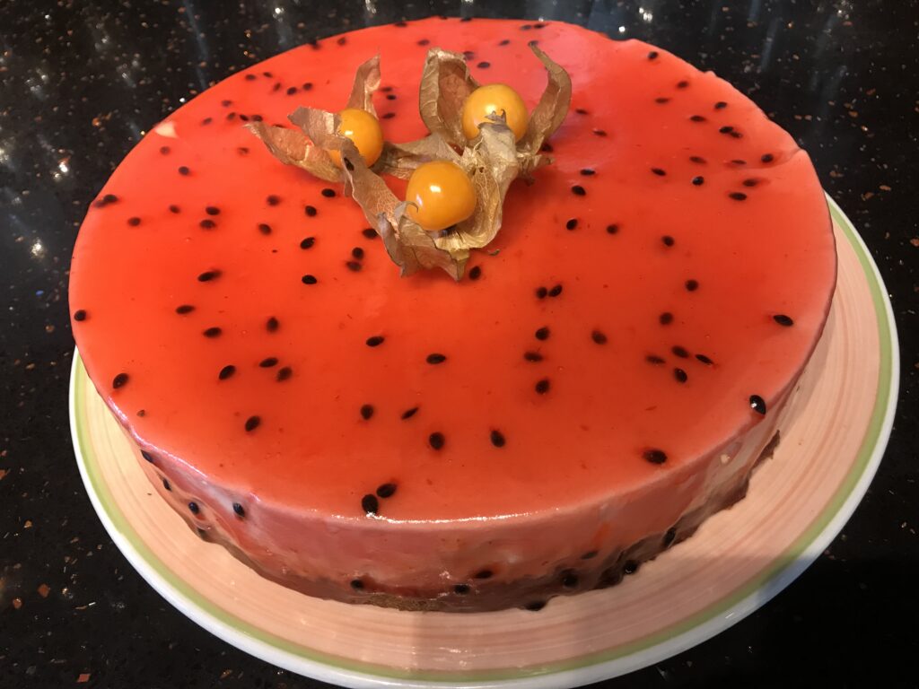 ERDBEER-PASSIONSFRUCHT-MOUSSEKUCHEN